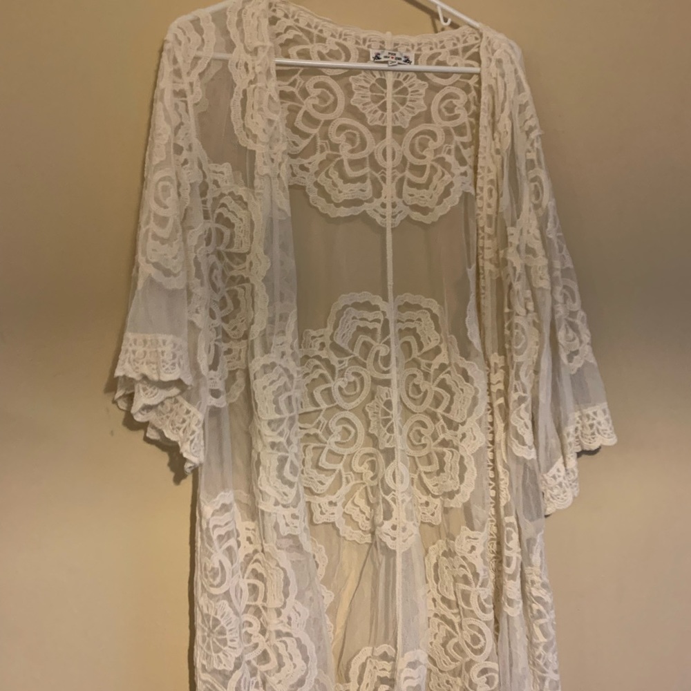 Beautiful lace cover up/ shall/ Ruana off white/cream color size S. EUC